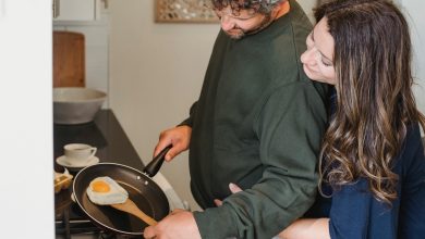 10 أسرار للحياة الزوجية السعيدة: كيف تحافظين على الحب والتفاهم لسنوات طويلة؟