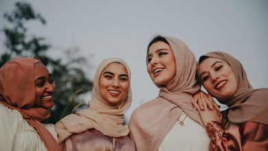 أحدث صيحات الموضة 2025: دليل شامل لأناقة المرأة العربية